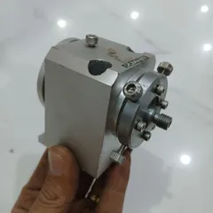 chân đế nhôm nguyên khối kèm thấu kính chỉnh tiêu cự