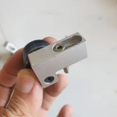 con lăn nhôm Maxwell có đế đường kính 25 dài 16 có rãnh ốc M4 2 vòng bi 626 NSK căn chỉnh vị trí chế mài nhám