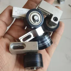 con lăn nhôm Maxwell có đế đường kính 25 dài 16 có rãnh ốc M4 2 vòng bi 626 NSK căn chỉnh vị trí chế mài nhám