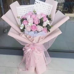 Bó hoa sáp (hoặc hoa giả trang trí) được gói theo kiểu Hàn Quốc với tông màu hồng và xanh pastel tặng 20/10