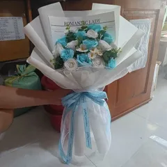 Bó hoa sáp (hoặc hoa giả trang trí) được gói theo kiểu Hàn Quốc với tông màu hồng và xanh pastel tặng 20/10