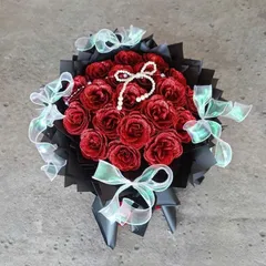 bó hoa hồng phủ nhũ kim tuyến đỏ được thiết kế theo dáng bó công chúa kết hợp tone đen sang trọng 20 bông