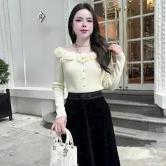 Áo len trễ vai hoa cuốn cúc ngọc - May7254