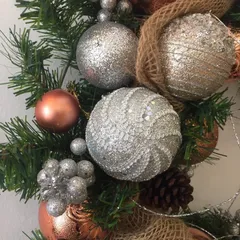 Vòng Nguyệt Quế Giáng Sinh Cao Cấp Tông Bạc - Trang Trí Noel Với Cảnh Thông, Quả Chuông Và Phụ Kiện Độc Đáo 50cm