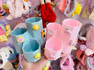 Ống Cắm Bút Tổ Ong 3 Ngăn Kèm Charm - Đồ Dùng Học Tập Đa Năng Trang Trí Bàn Học, Phù Hợp Đựng Đồ Nhỏ, Màu Sắc Ngẫu Nhiên