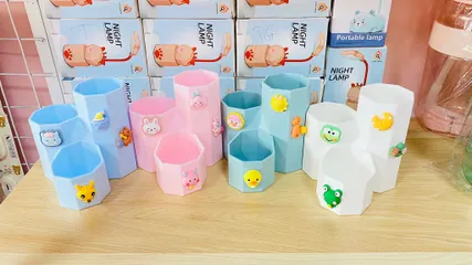 Ống Cắm Bút Tổ Ong 3 Ngăn Kèm Charm - Đồ Dùng Học Tập Đa Năng Trang Trí Bàn Học, Phù Hợp Đựng Đồ Nhỏ, Màu Sắc Ngẫu Nhiên