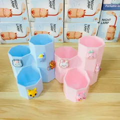Ống Cắm Bút Tổ Ong 3 Ngăn Kèm Charm - Đồ Dùng Học Tập Đa Năng Trang Trí Bàn Học, Phù Hợp Đựng Đồ Nhỏ, Màu Sắc Ngẫu Nhiên