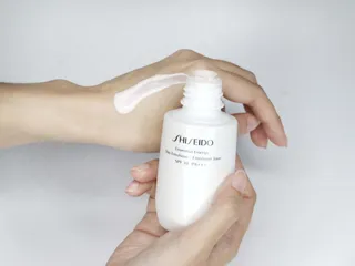 Sữa Dưỡng Da Shiseido Essential Energy Day Emulsion 75ml - Dưỡng Ẩm, Trẻ Hóa Da, Chống Nắng Hiệu Quả, Phù Hợp Mọi Loại Da
