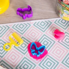Hộp đất nặn Deli 12/24 màu ED75246/ED75286 kèm khuôn - Đồ thủ công an toàn cho trẻ nhỏ, kích thích sáng tạo và phát triển nghệ thuật.