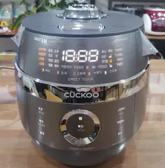 Nồi cơm điện cao tần Cuckoo CRP-JHTR1010FD 1.8L - Công nghệ áp suất kép Twin Pressure, nấu chín đều, hương vị thơm ngon, tiết kiệm dinh dưỡng.