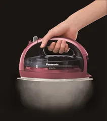 Bàn là hơi nước không dây Panasonic NI-WL703 - Tự động ngắt điện, nhẹ nhàng, dễ sử dụng, ủi phẳng nhanh chóng, tiết kiệm thời gian.