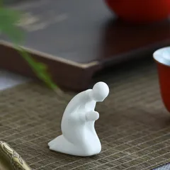 Tượng Gốm Tử Sa Trắng Nhà Sư Đứng và Cúi Lạy - Vật Phẩm Phong Thủy Tạo Bình An và Hoan Hỉ Cho Không Gian Sống