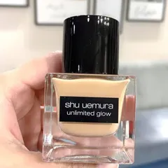 Kem nền Shu Uemura Unlimited Glow Fluid Foundation với độ che phủ cao, lớp finish căng bóng tự nhiên, bảo vệ da SPF24 PA+++, cho làn da rạng ngời.