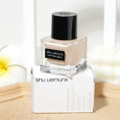 Kem nền Shu Uemura Unlimited Glow Fluid Foundation với độ che phủ cao, lớp finish căng bóng tự nhiên, bảo vệ da SPF24 PA+++, cho làn da rạng ngời.