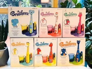 Bàn chải đánh răng điện Brusheez cho bé từ 3 tuổi - Thiết kế ngộ nghĩnh, quét sạch vi khuẩn, kèm đầu thay thế và cốc tiện lợi.
