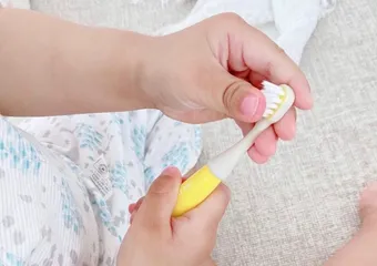 Bàn Chải Đánh Răng Trẻ Em The Twelve Hàn Quốc - Lông Siêu Mềm, Thiết Kế Đẹp Mắt, An Toàn Cho Bé Từ 12 Tháng Tuổi