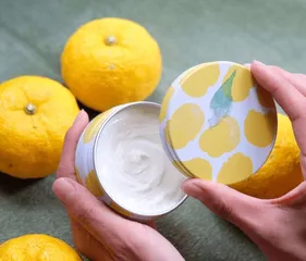 Kem Dưỡng Ẩm Yuzu Sokamocka Nhật Bản 70g - Dưỡng ẩm cao từ yuzu tự nhiên, giúp da mềm mịn, căng bóng, đặc biệt cho vùng da khô.