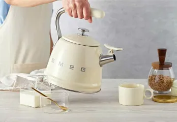 Ấm Đun Nước Bếp Từ Smeg 2,3L - Thiết Kế Hoài Cổ, Tính Năng Thông Minh, Dùng Cho Bếp Gas, Điện, Gốm - Phong Cách Sang Trọng