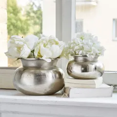 Bộ bình cắm hoa Loberon Clément - 2 chiếc nhôm đúc sang trọng, trang trí đẹp cho phòng khách, bàn ăn, tặng quà ý nghĩa.