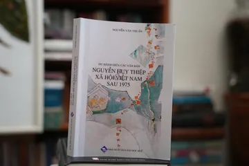 Du Hành Giữa Các Văn Bản - Chuyên Khảo Nguyễn Huy Thiệp Về Văn Học Việt Nam Sau 1975 - Bìa Mềm, 352 Trang