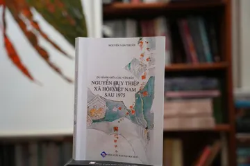 Du Hành Giữa Các Văn Bản - Chuyên Khảo Nguyễn Huy Thiệp Về Văn Học Việt Nam Sau 1975 - Bìa Mềm, 352 Trang
