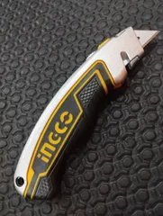 Dao Rọc Giấy Chuyên Dụng INGCO HUK6128 – Dành Cho Thợ Và Văn Phòng, Cầm Siêu Chắc Tay