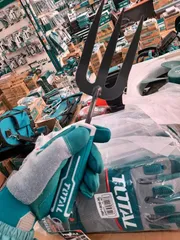 Cây Xới Đất Total THFTF38 – Dụng Cụ Làm Vườn Nhỏ Gọn, Bền Bỉ, Tay Cầm Chống Trượt, Thiết Kế 3 Chấu Cứng Cáp
