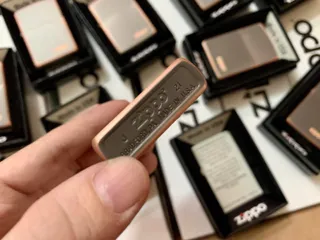 Bật Lửa Zippo 49839ZL – Màu Đồng Đen Rustic với Logo Khắc Laser, Bền Bỉ và Độc Đáo, Quà Tặng Cho Người Sưu Tập