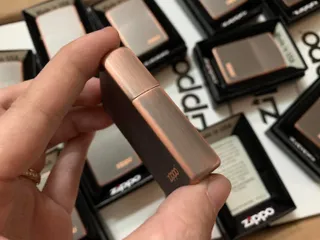 Bật Lửa Zippo 49839ZL – Màu Đồng Đen Rustic với Logo Khắc Laser, Bền Bỉ và Độc Đáo, Quà Tặng Cho Người Sưu Tập