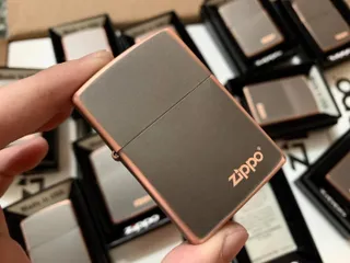Bật Lửa Zippo 49839ZL – Màu Đồng Đen Rustic với Logo Khắc Laser, Bền Bỉ và Độc Đáo, Quà Tặng Cho Người Sưu Tập