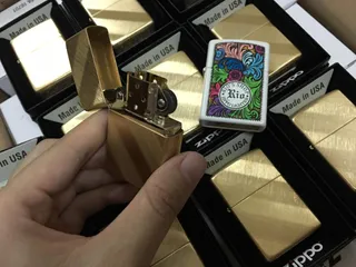 Zippo 29675 - Bật Lửa Đồng Thau Vàng Diagonal Weave Classic, Thoải Mái, Âm Thanh Click Đặc Trưng, Quà Tặng Độc Đáo