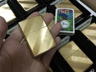 Zippo 29675 - Bật Lửa Đồng Thau Vàng Diagonal Weave Classic, Thoải Mái, Âm Thanh Click Đặc Trưng, Quà Tặng Độc Đáo