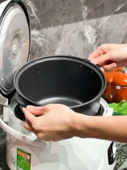Nồi cơm điện Cuckoo CR-1055B 1.8L - Thiết kế hiện đại, nấu cơm nhanh, giữ nhiệt lâu, phù hợp cho gia đình từ 4-6 người