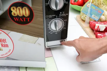 Lò Vi Sóng Sharp R-203VN-M 20 Lít - Kiểu Dáng Sang Trọng, 800W, Đèn Quan Sát, Nấu Nhanh, Hẹn Giờ Tiện Lợi, Dễ Dàng Vệ Sinh