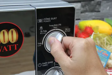 Lò Vi Sóng Sharp R-203VN-M 20 Lít - Kiểu Dáng Sang Trọng, 800W, Đèn Quan Sát, Nấu Nhanh, Hẹn Giờ Tiện Lợi, Dễ Dàng Vệ Sinh