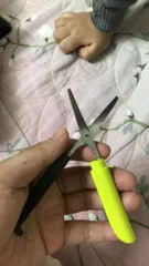 Ảnh đánh giá Kéo Mini Tiện Lợi Deli 600 Nhiều Màu - Dụng Cụ Thủ Công Gọn Nhẹ Cho Học Sinh, Nhân Viên Văn Phòng