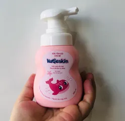 Ảnh đánh giá Sữa Tắm Gội Cho Bé Kutieskin 200ml - Hương Thơm Ngọt Ngào, Làm Sạch Dịu Nhẹ & Ngăn Ngừa Hăm, Rôm, Mẩn Ngứa
