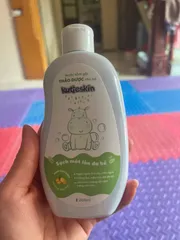 Ảnh đánh giá Nước tắm gội cho bé Kutieskin 200ml - Lành tính, không paraben, làm sạch da và tóc, dịu nhẹ cho trẻ sơ sinh, không cần tráng lại với nước.