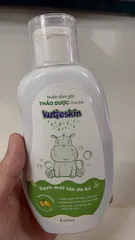 Ảnh đánh giá Nước tắm gội cho bé Kutieskin 200ml - Lành tính, không paraben, làm sạch da và tóc, dịu nhẹ cho trẻ sơ sinh, không cần tráng lại với nước.