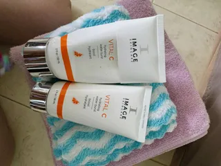 Ảnh đánh giá Serum Cấp Nước Vital C Hydrating Water Burst - Dưỡng Ẩm Da Khô, Se Khít Lỗ Chân Lông, Giúp Da Rạng Rỡ, Chống Lão Hóa