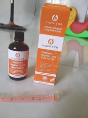 Ảnh đánh giá Siro Hỗ Trợ Đẩy Đờm Kiwiherb Dành Cho Trẻ Em - Organic Lung Clear Syrup, Giúp Sạch Đờm, Khỏe Phổi, Hương Vị Dâu Tây Nguyên Chất