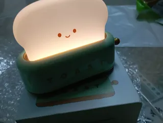 Ảnh đánh giá Đèn Ngủ Hình Máy Nướng Bánh Mì - Độc Đáo, Tiết Kiệm Điện, Điều Chỉnh Độ Sáng, Chế Độ Hẹn Giờ - Quà Tặng Dễ Thương Cho Gia Đình