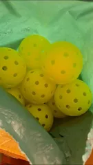Ảnh đánh giá Bóng Pickleball Chất Liệu PE Dùng Cho Tập Luyện - Thiết Kế 40 Lỗ Giảm Độ Rung, Quỹ Đạo Bay Ổn Định, Đập Tốt Cho Người Chơi