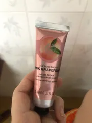 Ảnh đánh giá Kem dưỡng tay The Body Shop Pink Grapefruit 30ml - Kem gel dưỡng ẩm da tay chiết xuất bưởi hồng, thấm nhanh, bảo vệ da mềm mại.