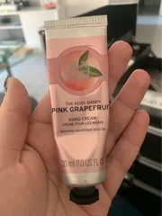 Ảnh đánh giá Kem dưỡng tay The Body Shop Pink Grapefruit 30ml - Kem gel dưỡng ẩm da tay chiết xuất bưởi hồng, thấm nhanh, bảo vệ da mềm mại.