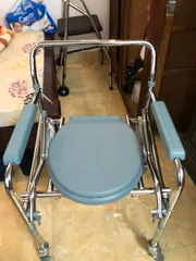 Ảnh đánh giá Ghế bô vệ sinh có bánh xe di chuyển Lucass GX-300 - Thiết kế chắc chắn, tiện lợi cho người già và người gặp khó khăn trong việc đi lại.