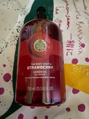 Ảnh đánh giá Sữa tắm The Body Shop Strawberry Shower Gel 250ml - Hương dâu tây quyến rũ, làm sạch da, dịu nhẹ, phù hợp mọi loại da