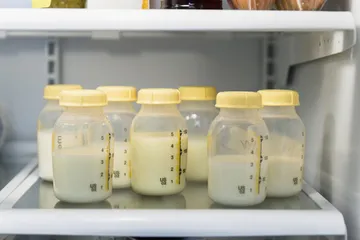[MẸO NHỎ] Cách bảo quản sữa mẹ trong tủ lạnh đúng chuẩn nhất 