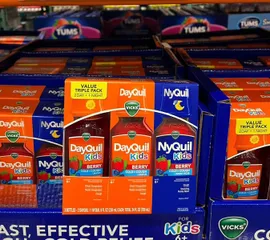 Vicks DayQuil & NyQuil Nước Uống Cảm Lạnh & Ho Cho Trẻ - Hương Vị Berry, Giúp Giảm Triệu Chứng Cảm Lạnh Hiệu Quả