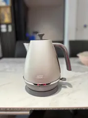 Ấm siêu tốc De'Longhi Distinta Flair 1,7L KBI2001.S Finesse Silver
